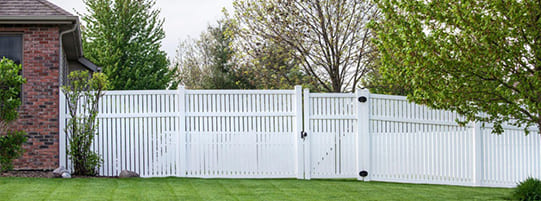 Horizontal vs. Vertical Fencing Compared